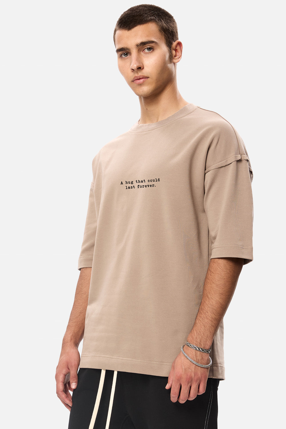 Tricou cu imprimeu Hug | Bărbați | Bej | Stil Modern & Elegant | Confort & Funcționalitate | Atelier Hamza