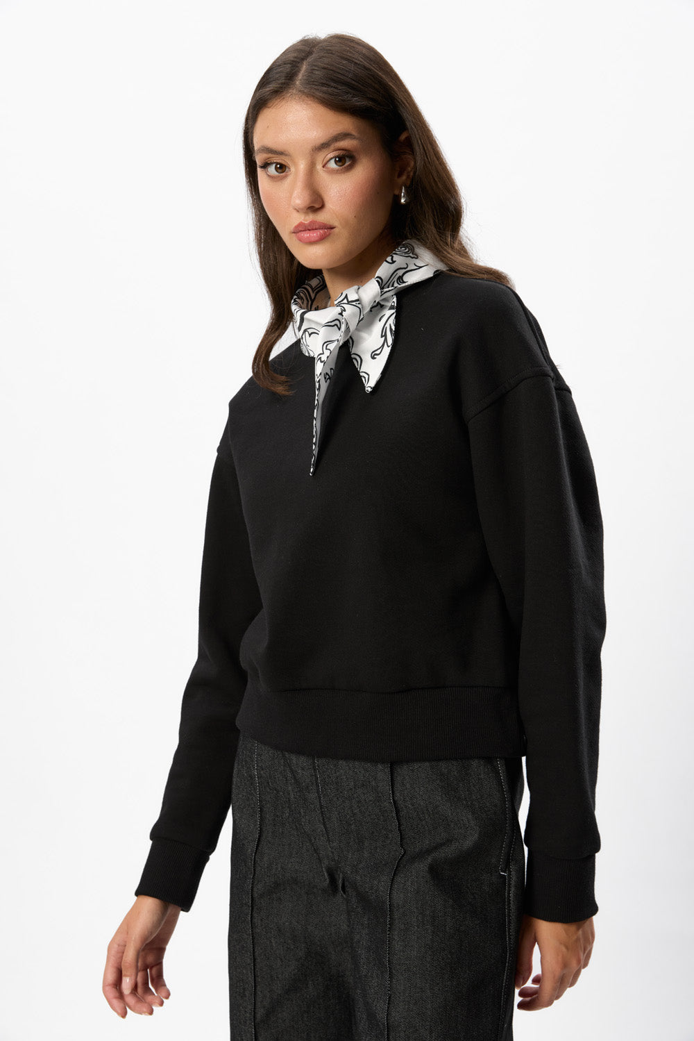 Bluza Neagra cu Esarfa Tiffany 
