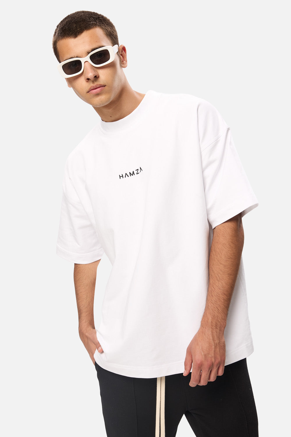 Tricou brodat Still Evolving | Bărbați | Alb | Stil Modern & Elegant | Confort & Funcționalitate | Atelier Hamza