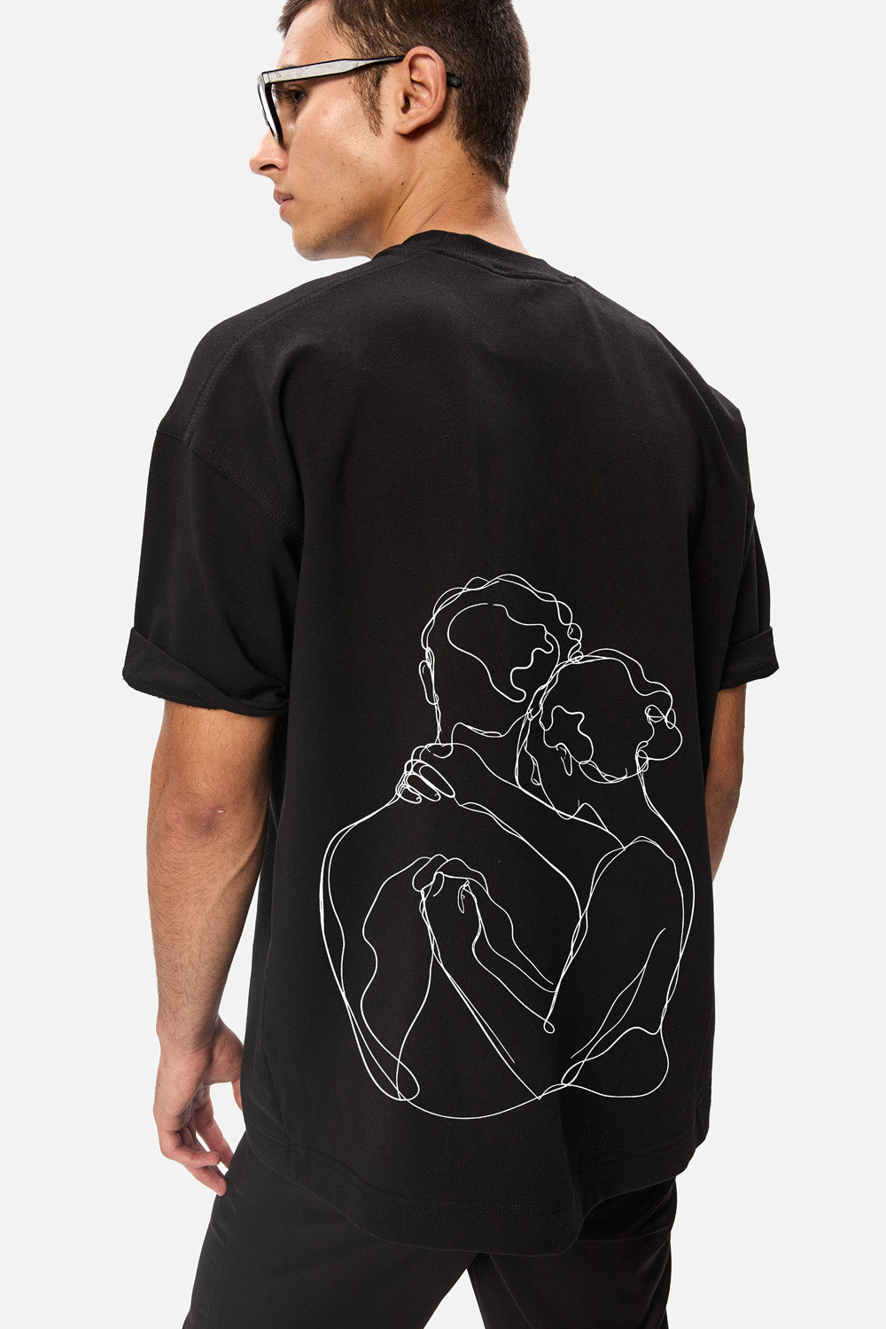 A hug One Line Black T-shirt