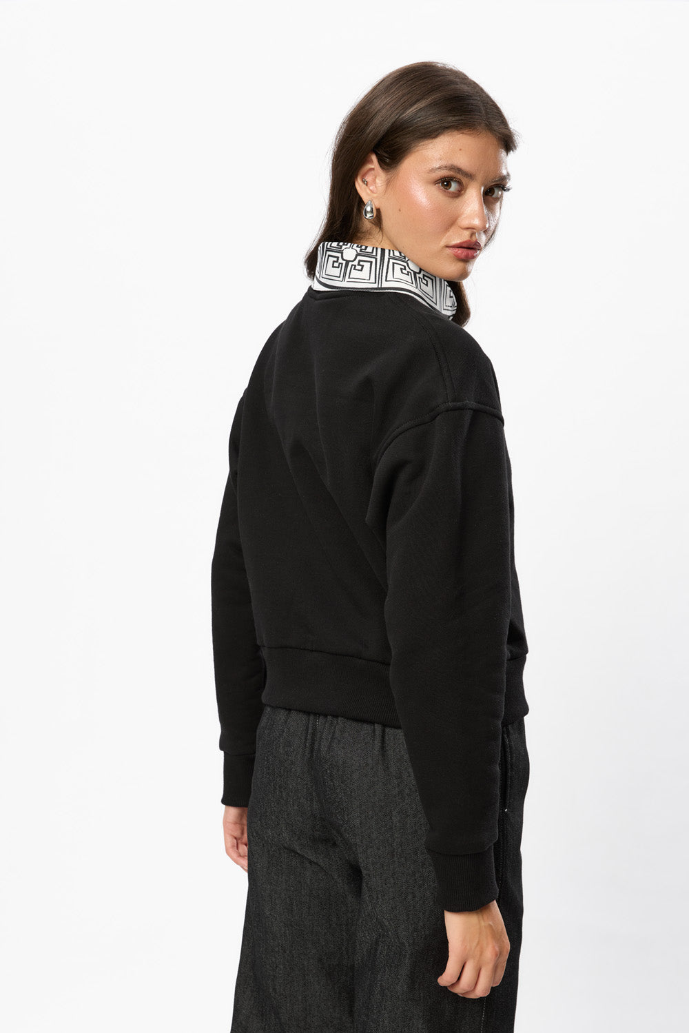 Bluza Neagra cu Esarfa Tiffany 