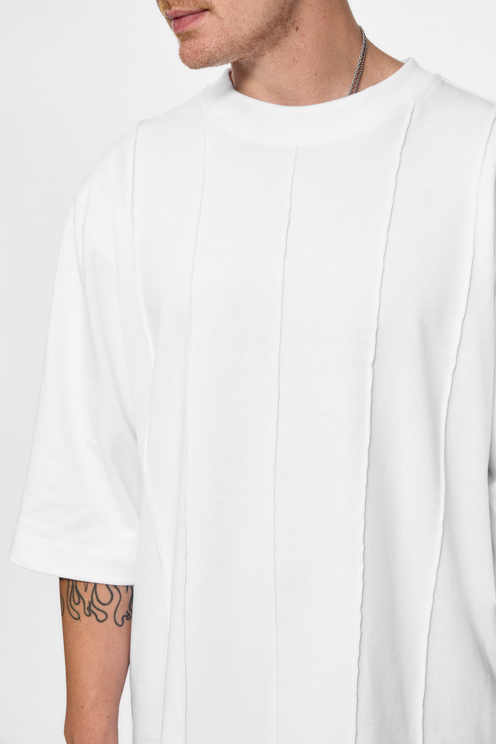 Tricou alb cu cusaturi 247