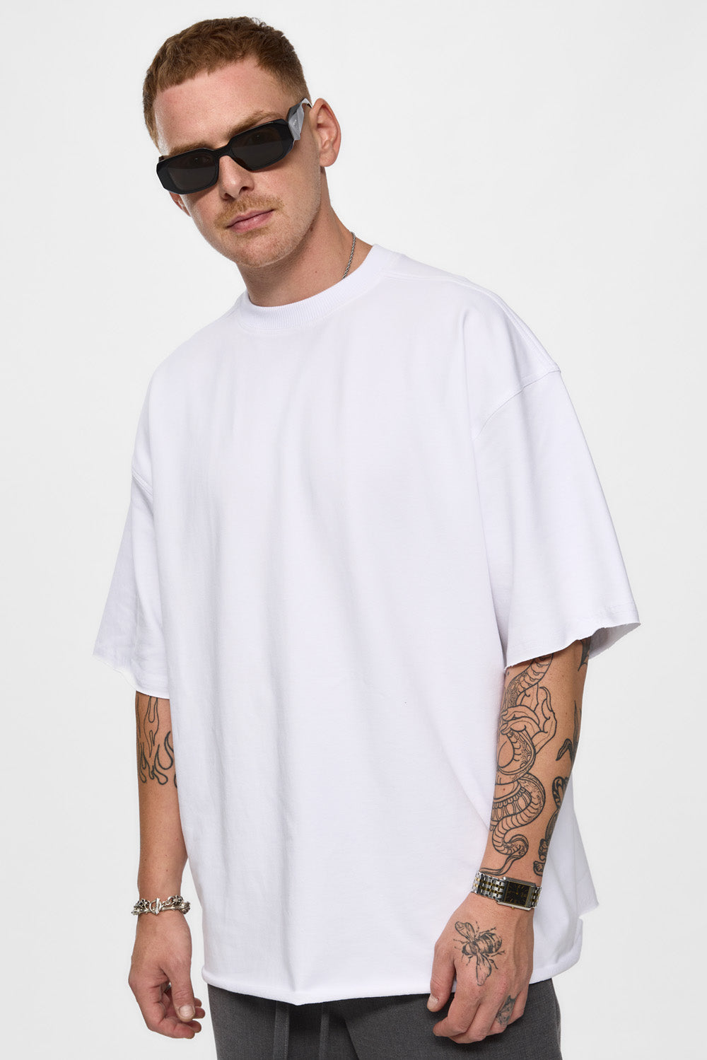 Tricou alb cu detalii nefinisate oversized 