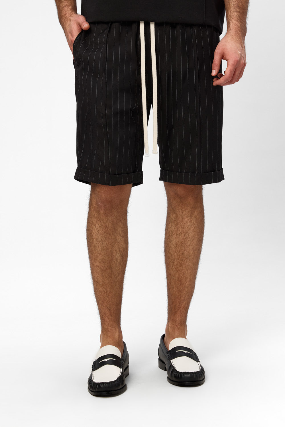Pantaloni scurti negri in dungi din Stofa Thomas