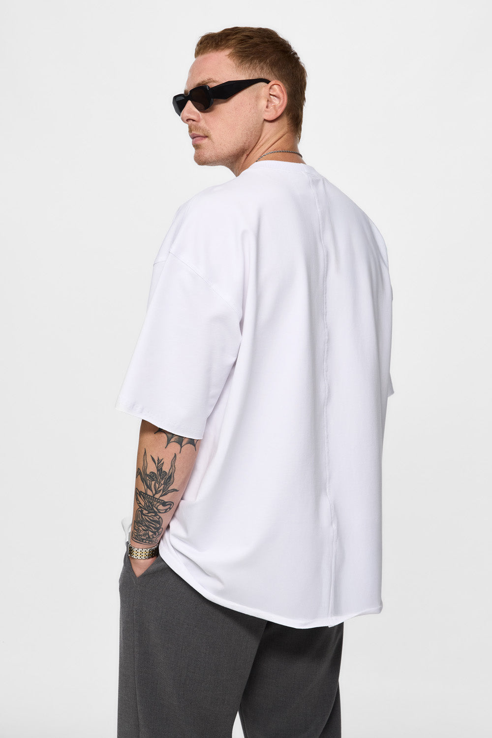 Tricou alb cu detalii nefinisate oversized 