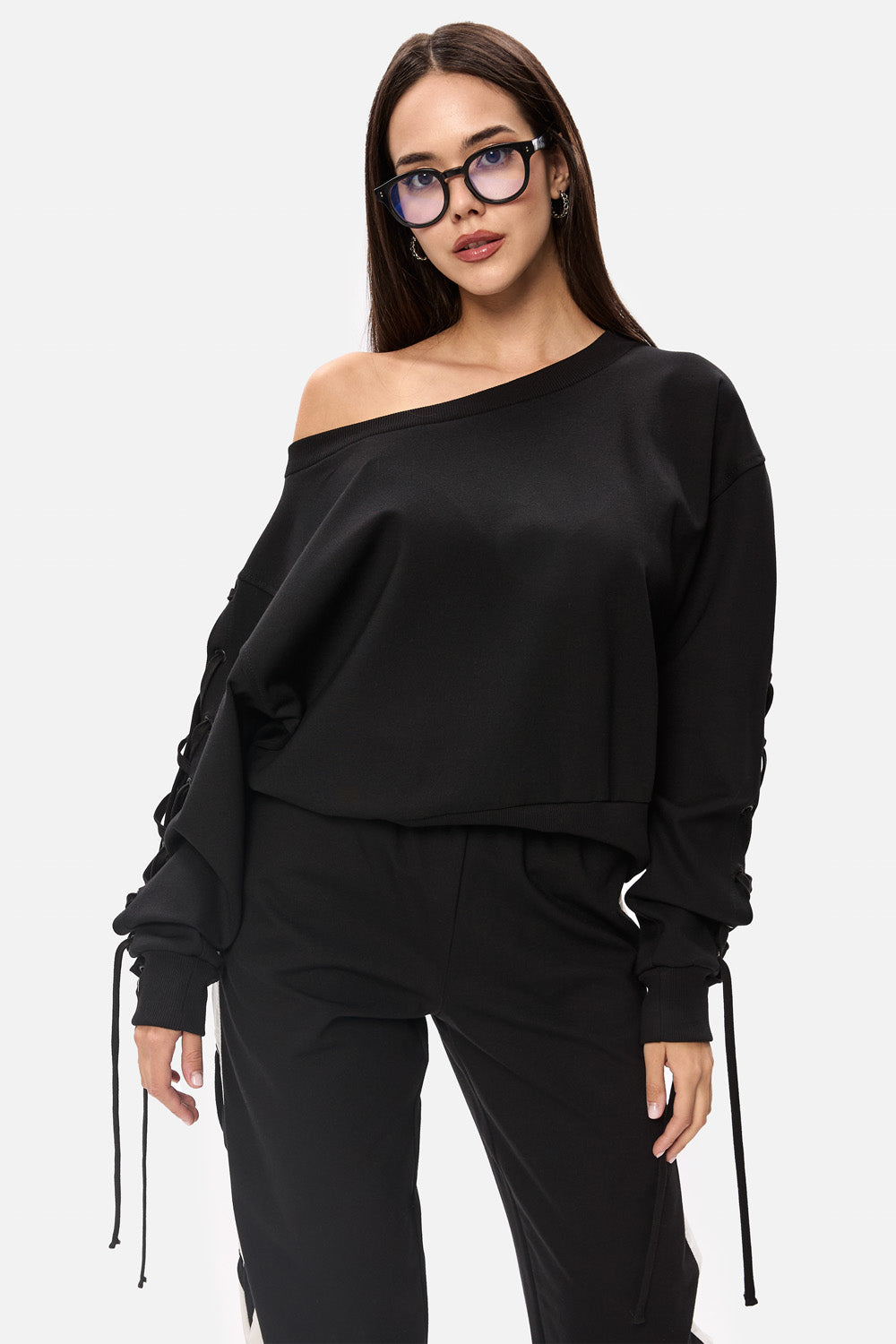 Bluza neagra Linea pentru femei, confecționat din bumbac premium, ideal pentru ținute casual și streetwear.