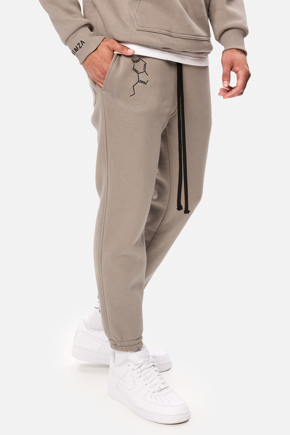 Pantaloni bej trening flausat cu broderie Serotonin