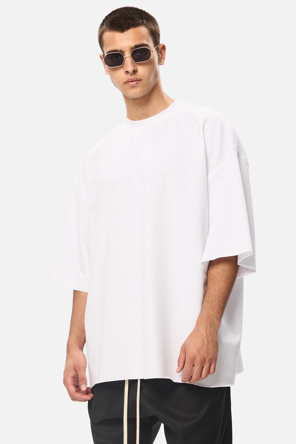 Tricou alb cu detalii nefinisate oversized