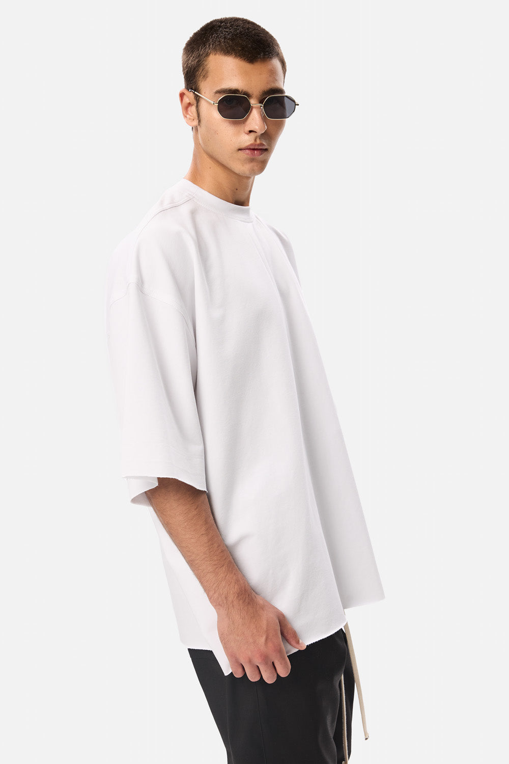 Tricou alb cu detalii nefinisate oversized