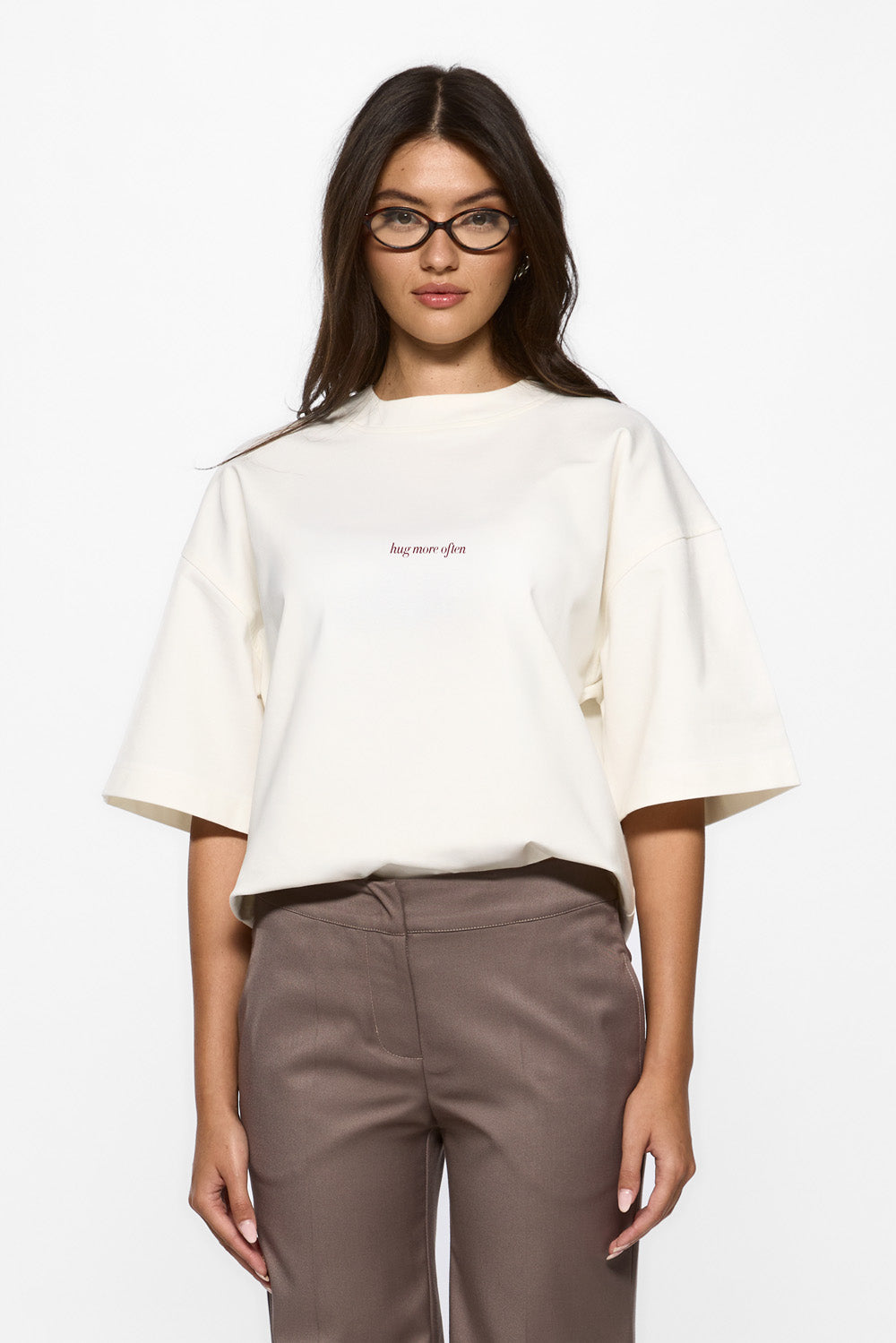 Vedere din față a unui model purtând tricoul Off-White Burgundy Hug pentru femei, cu imprimeu statement burgundy