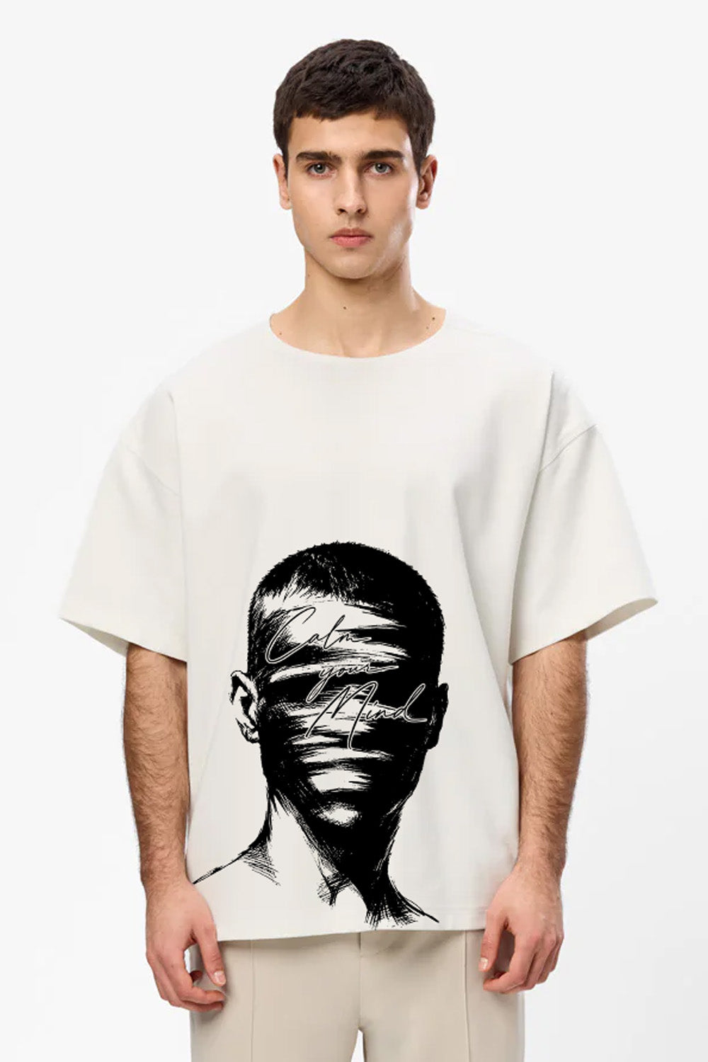 Vedere din față a unui model purtând tricoul oversized Off-White Calm Your Mind pentru bărbați, cu imprimeu grafic frontal