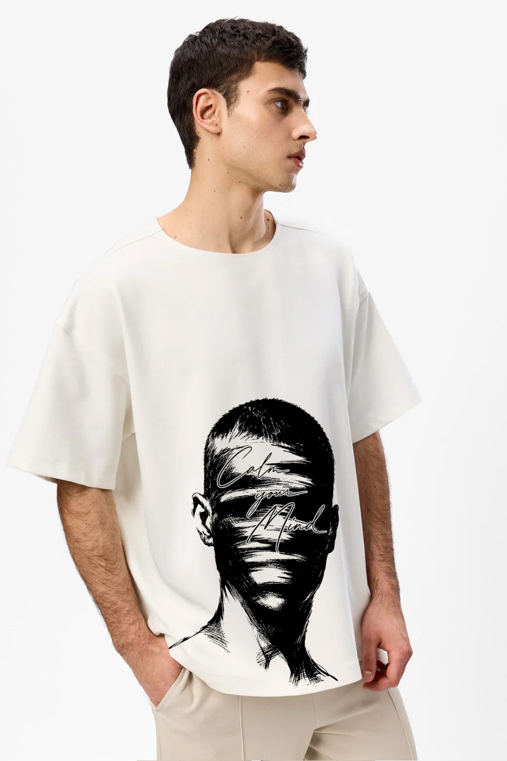 Vedere din față a unui model purtând tricoul oversized Off-White Calm Your Mind pentru bărbați, cu imprimeu grafic frontal