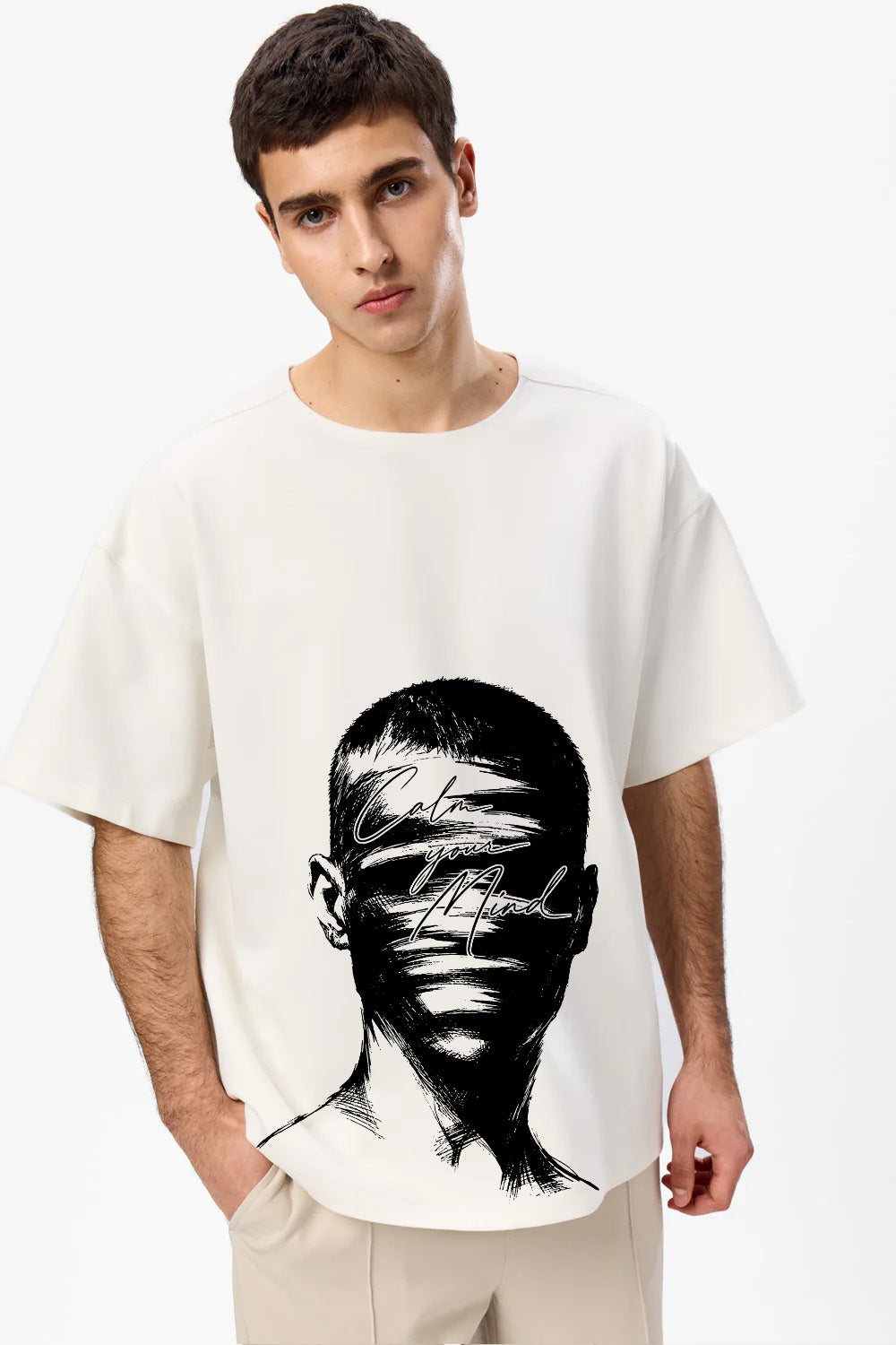 Vedere frontală din trei sferturi a unui model purtând tricoul oversized Calm Your Mind Off-White pentru bărbați