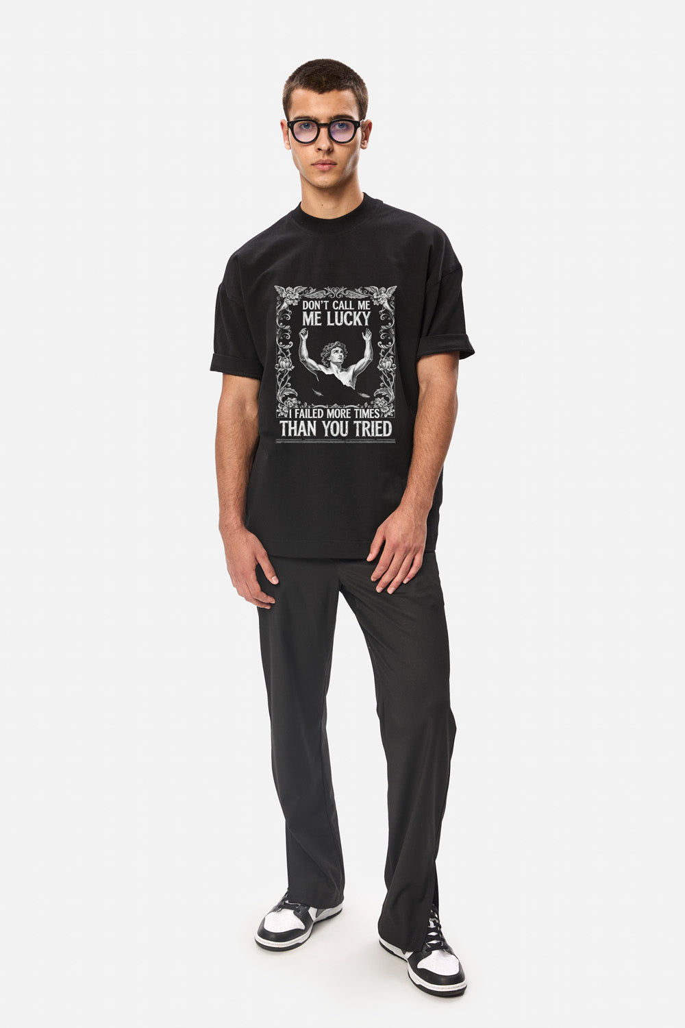 Vedere full-body din față a unui model purtând tricoul oversized negru Don’t Call Me Lucky pentru bărbați, cu imprimeu statement pe față