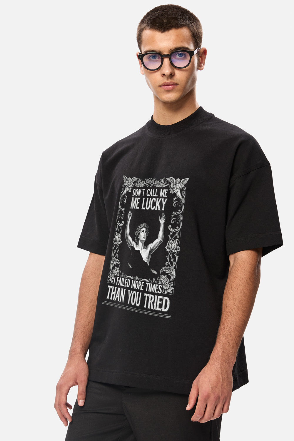 Model purtând tricoul oversized negru Don’t Call Me Lucky pentru bărbați, vedere trei sferturi din față, evidențiind imprimeul grafic