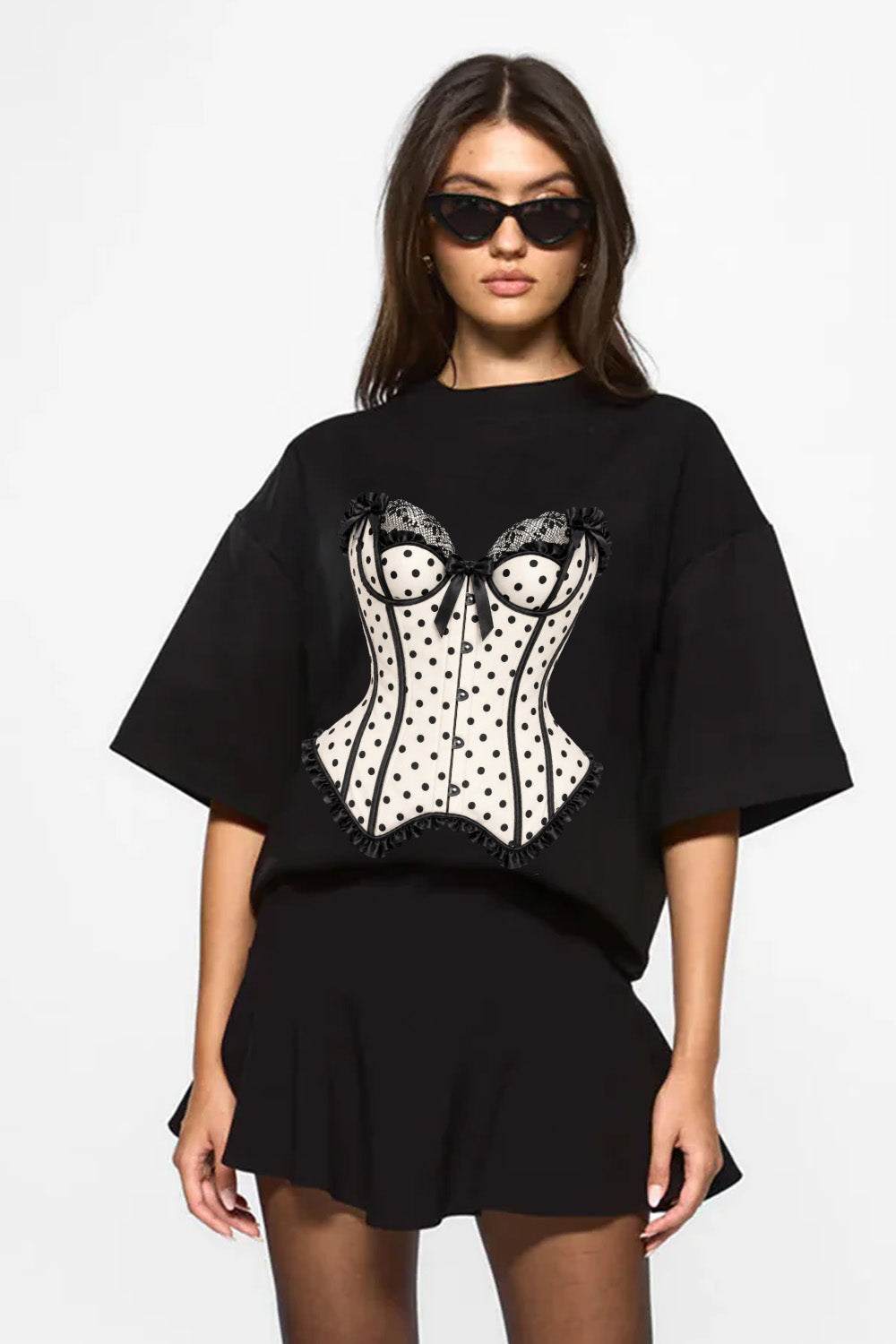 Vedere din față a unui model purtând tricoul oversized negru Polka Dots Corset pentru femei