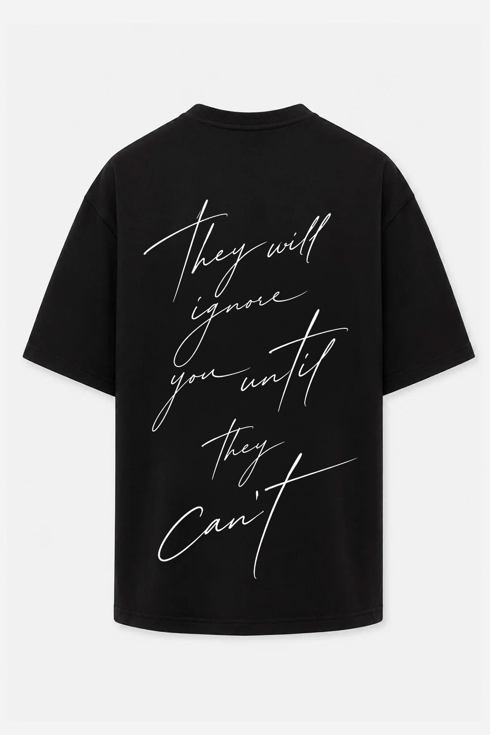 Vedere din spate a tricoului oversized negru They Will Ignore You pentru bărbați, evidențiind imprimeul alb cu mesaj scris de mână