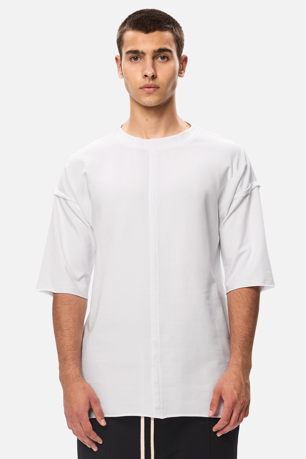 Tricou alb oversized Lisabona pentru bărbați, confecționat din bumbac moale, ideal pentru ținute casual.