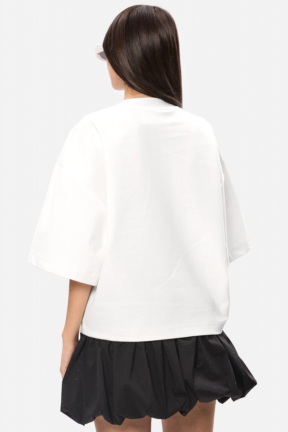 Tricou oversized damă off-white din vâscoză cu imprimeu frontal și mâneci clopot, vedere din spate