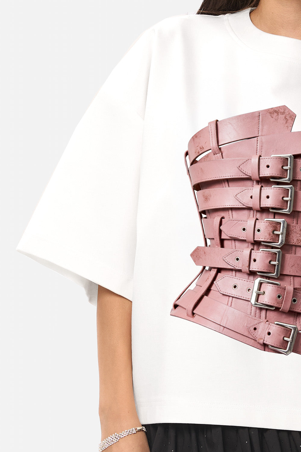Detaliu imprimeu frontal al tricoului oversized damă off-white din vâscoză